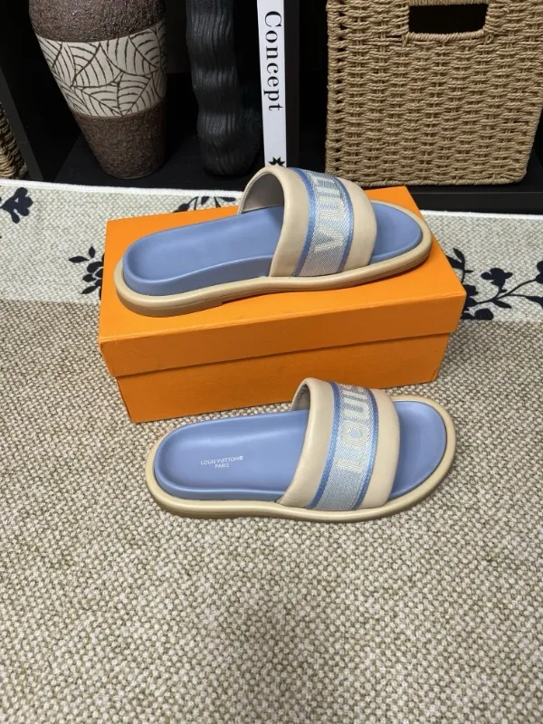 P320💰[New model] Long-term availability, 2025 new model, couple model [LOUlS VUlTTON] comes with drawer box, bag, card, invoice "Louis Vuitton ~ unique modern sandals. 》LV counter purchasing 🏃Men's and women's casual slippers, sold at the same time at the counter, the original old flower material upper is soft and comfortable, (refuses to discolor and rub the feet) sole: original factory special combination original sole, code number: 35--46 4 multiple colors 🉑️ to choose from